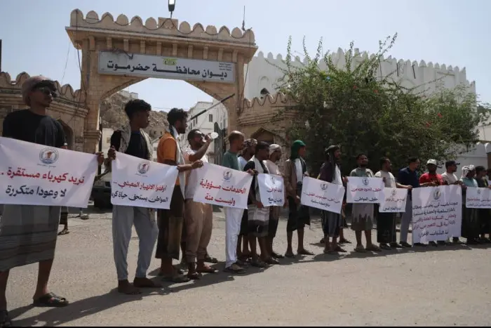 تدشين الشباب الأحرار في المكلا بوقفة احتجاجية للمط...