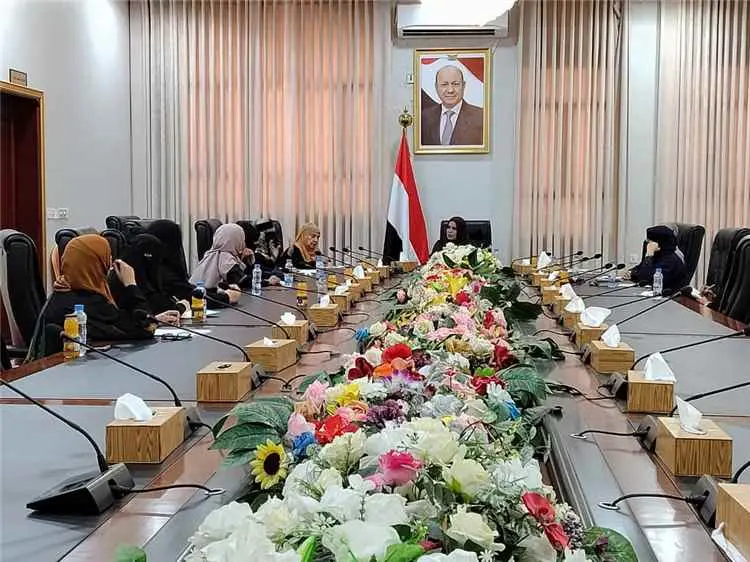 وزيرة الدولة لشؤون المرأة تناقش مع التكتل النسوي ا...