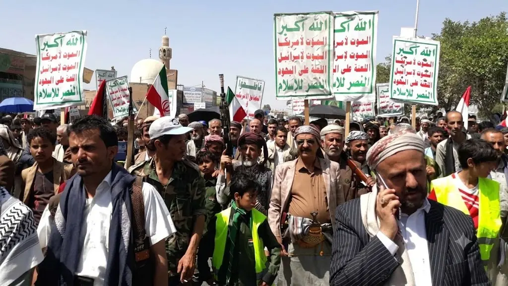 وقفة جماهيرية حاشدة أمام مطار صنعاء تأييدًا لخطوات...