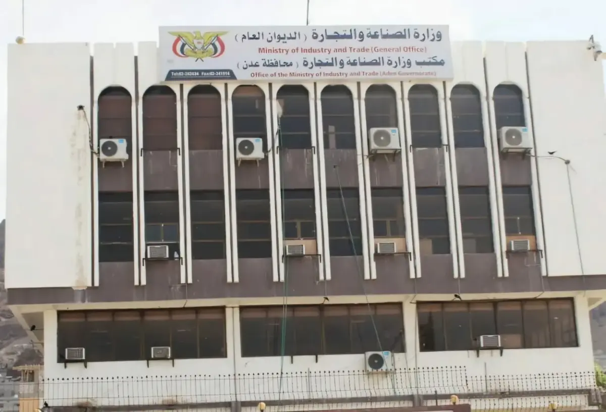 عدن تشدد الرقابة على الأسواق.. إتلاف أدوية للأطفال وضبط 49 مخالفة وإغلاق منشآت تجارية