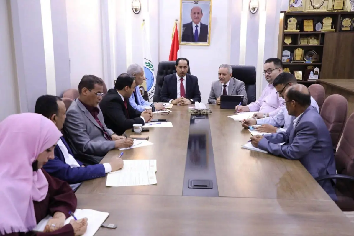 وزيرا الشؤون الاجتماعية والعمل والشباب والرياضة ين...