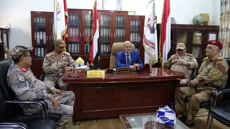 محافظ تعز يطلع على الأوضاع الميدانية والعسكرية