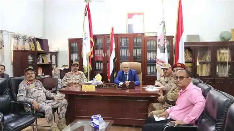 محافظ تعز يزور قيادة المحور ويطلع على مستجدات الأو...