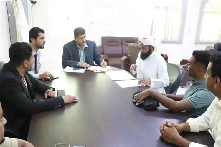 الكثيري يسلّم موقع تنفيذ منظومة الطاقة الشمسية بال...