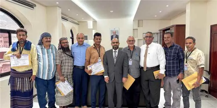 وزير الاتصالات يكرم الفريق الفني لإعادة خدمة الاتص...