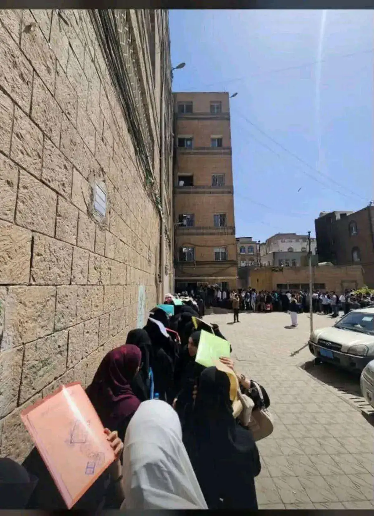 الحوثيون يُهينون الأطباء في صنعاء.. طوابير إذلال أ...