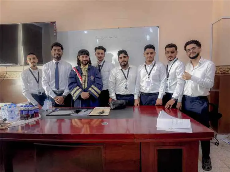 مناقشة مشروع تخرج بجامعة عدن حول أثر التسويق عبر و...