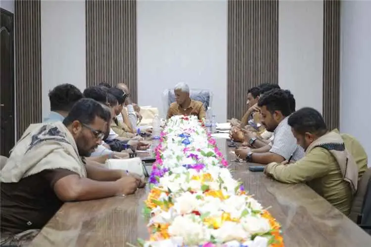 فتح مظاريف عطاءات مشروع رصف الشارع البحري بالشحر