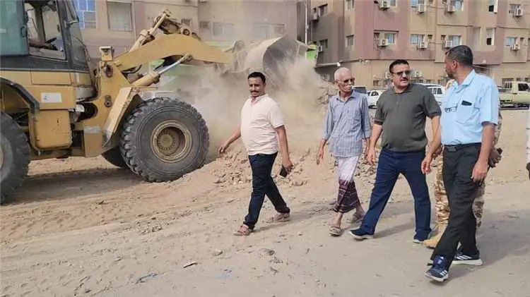 مدير عام البريقة يدشن مشروع تحسين المساحة الترابية...