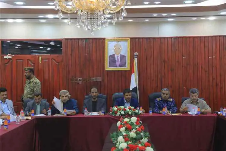 تنفيذي المهرة يناقش الأداء المالي والجمركي والضريب...