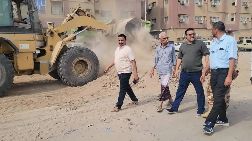 مدير عام البريقة يدشن مشروع تحسين المساحة الترابية...