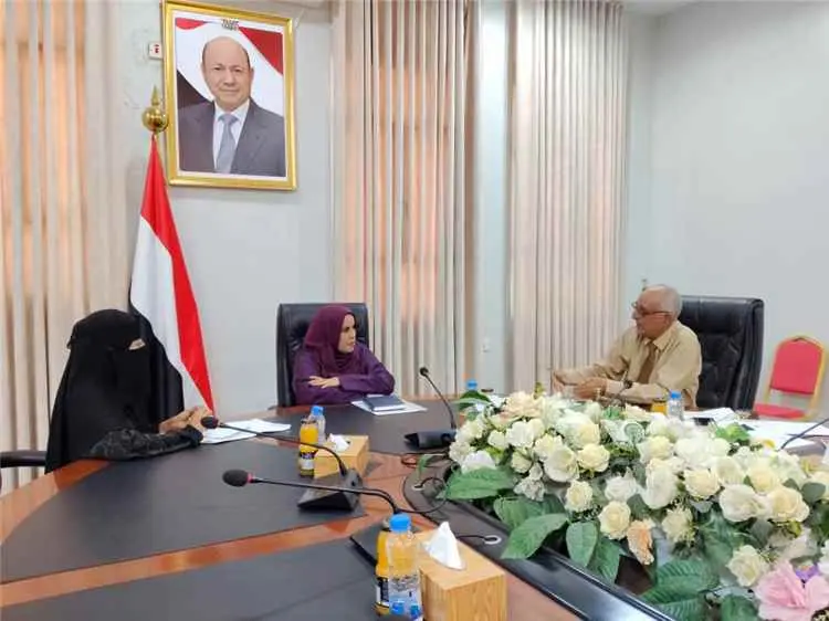 وزيرة الدولة لشؤون المرأة تناقش مع ممثلة نقابات عم...