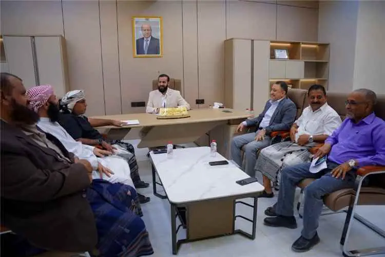محافظ أبين يلتقي باللجنة المكلفة بالإعداد والتجهيز...