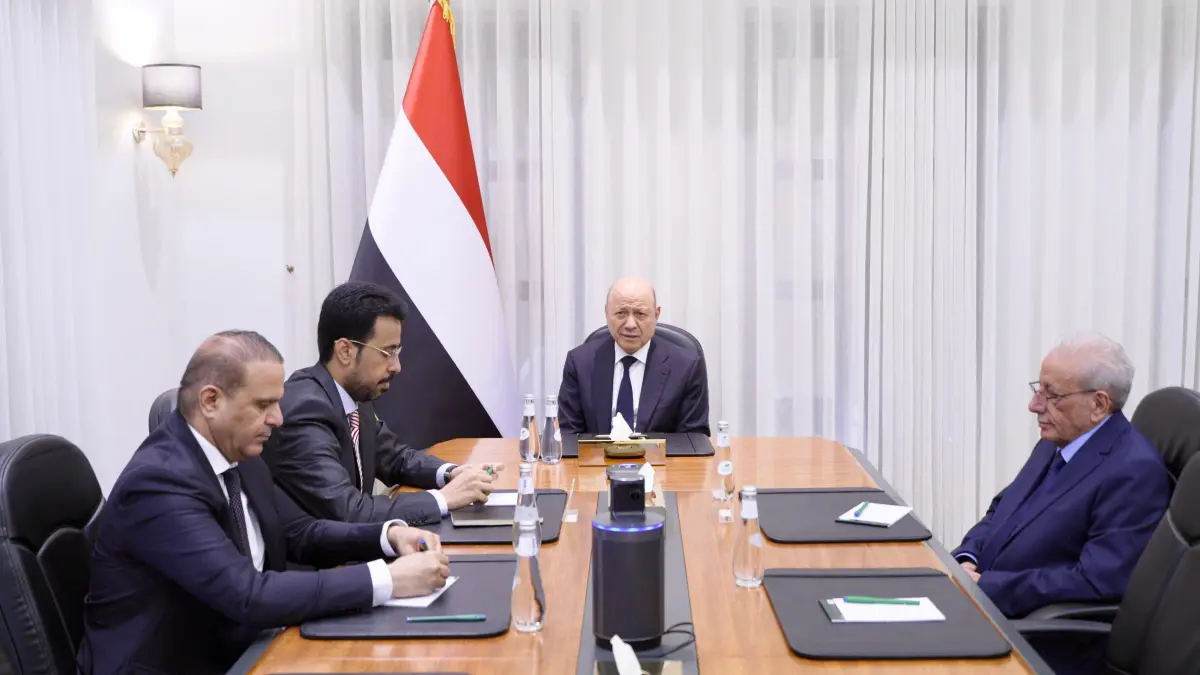 رئيس مجلس القيادة الرئاسي يجتمع برئاسة هيئة التشاو...