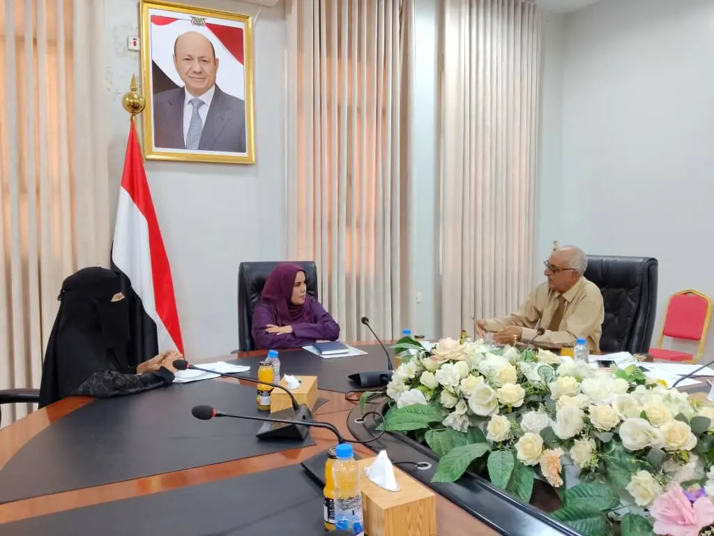 وزيرة الدولة لشؤون المرأة تناقش مع ممثلة نقابات عم...