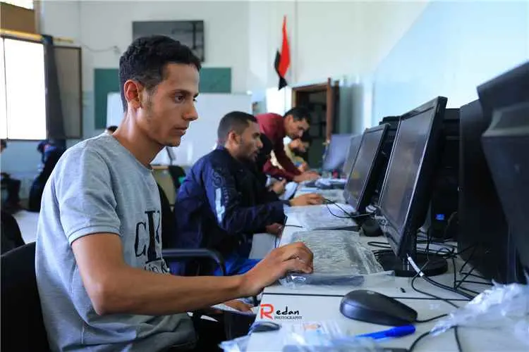 كلية العلوم الإدارية بجامعة تعز تدشن نظام التصحيح الذاتي للاختبارات
