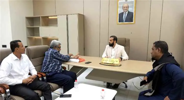 محافظ أبين يناقش مع مدير عام الأشغال مشاريع الطرق...
