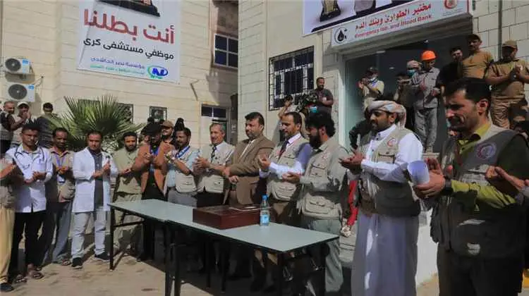 موظفو مستشفى كرى يحتفون بمديرهم العام بعد تتويجه ب...