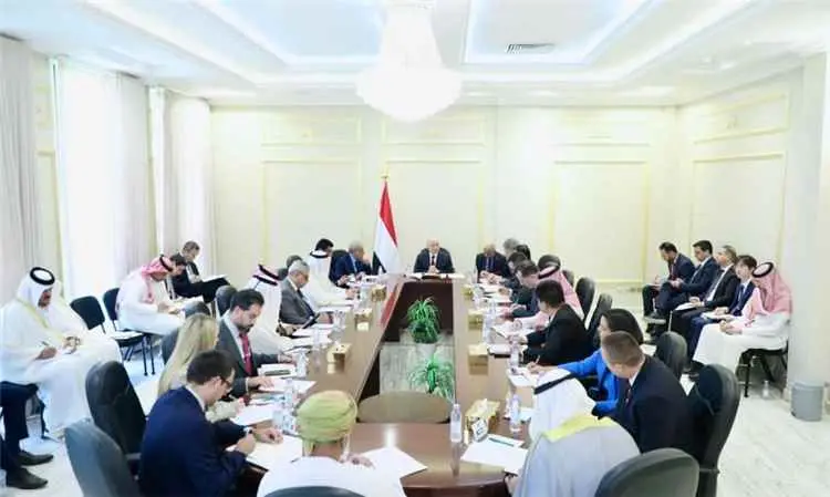 الرئيس العليمي: رحلة طائرة الحرس الثوري الى صنعاء خرقا سافرا للسيادة اليمنية وتحديا مباشرا لهيبة النظام الدولي