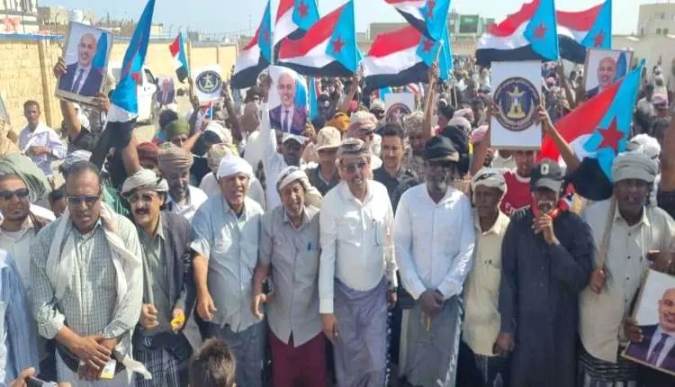 سقطرى تشهد حشودًا جماهيرية للتصعيد ضد الوصاية والا...