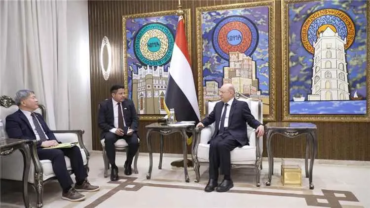 رئيس مجلس القيادة يشيد بالدور الكوري في دعم اليمن...