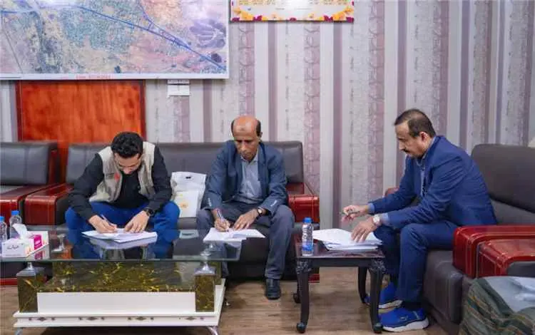 محافظ شبوة يرعى توقيع مذكرة تفاهم لإنشاء مجمع تعليمي متكامل بمدينة عتق
