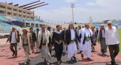 صلاح يطلع على صيانة استاد إب الرياضي