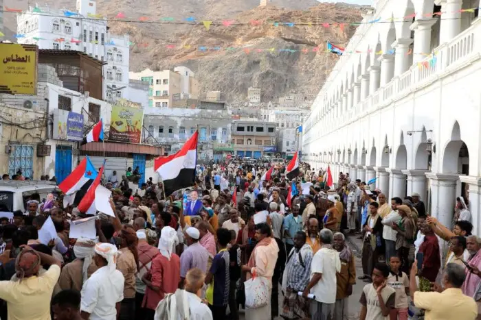 جماهير المكلا تتحدى الرصاص في مليونية رفض الوصاية...