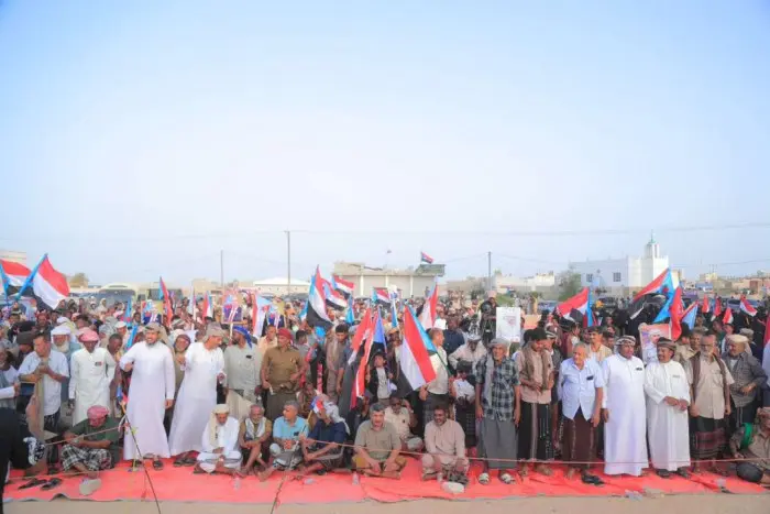 حشود المهرة ترفض الوصاية الخارجية وفرض الإملاءات