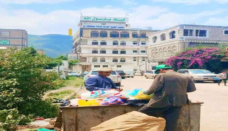 صورة تشعل اليمن.. مواطنون يبحثون عن بقايا الطعام ب...