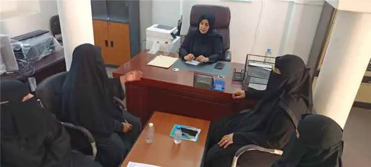 الوكيلة الحضرمي تتفقد مكتب تنمية المرأة بتريم وتؤك...