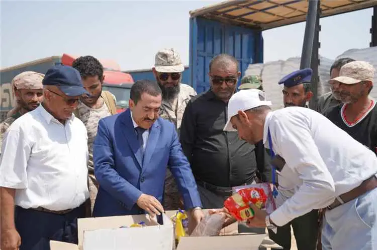 محافظ حجة يدشن القافلة الغذائية الثانية المقدمة من السعودية للمناطق المحررة