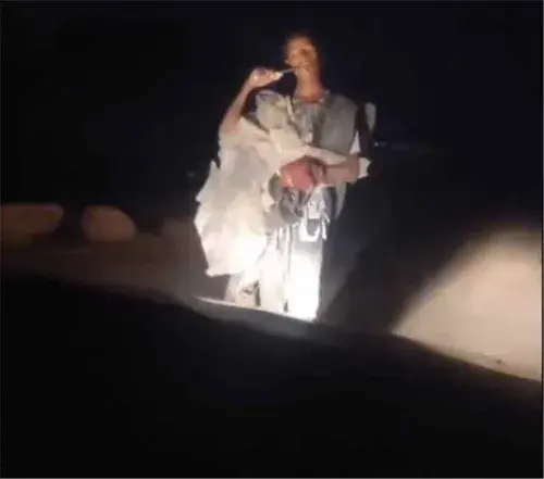 اليمن : مهاجر أفريقي مسلح يقطع الطريق في شبوة