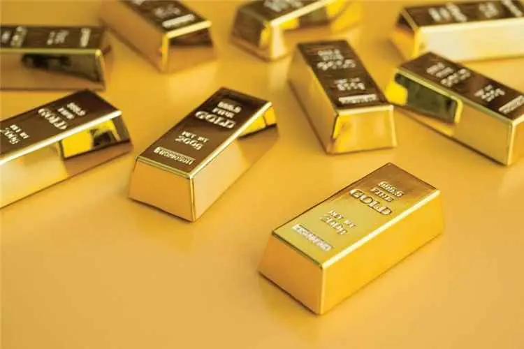 بريق الذهب يتراجع مع ارتفاع أسعار النفط والدولار