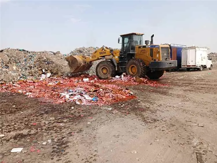 صحة بيئة المنصورة تتلف أربعة أطنان من المواد الغذا...