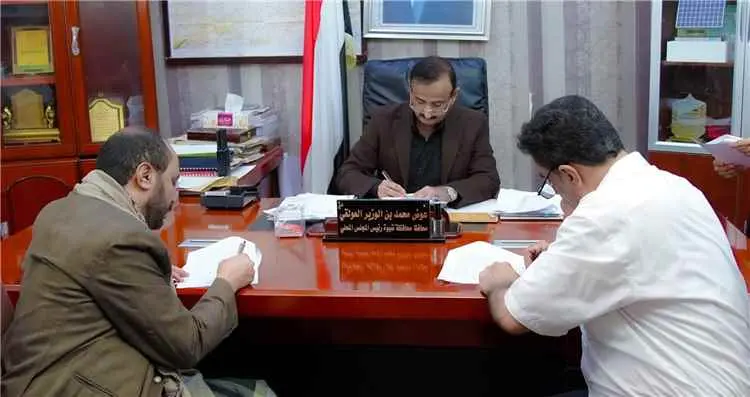 المحافظ بن الوزير يصادق على عقد تنفيذ مشروع إنشاء مبنى المؤسسة العامة للكهرباء – فرع شبوة