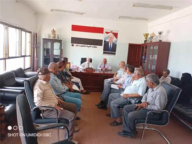 الوكيل الاكحلي يلتقي قيادة التربية والتعليم ورؤساء الشعب والإدارات المستقلة