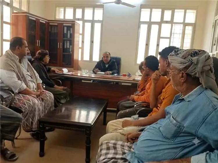 مدير هئية الأراضي بالشحر يعقد اجتماعا موسعا مع موظفينه وذلك لرفع كفاءة العمل المؤسسي والخدمات المقدمة للمواطنين