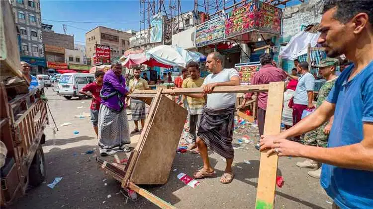 حملة ميدانية لرفع العوائق وتنظيم الأسواق في مديرية صيرة بالعاصمة عدن