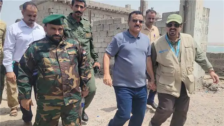 مدير البريقة وممثل من ( اليونبس ) يطلعان على إحتيا...