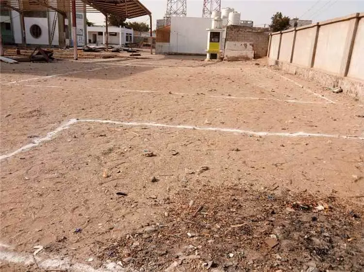 مدير عام خورمكسر يُسلم مواقع بناء فصول جديدة لمحو...