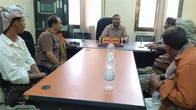 مدير عام سرار يافع يبحث مع أهالي حُمة استكمال مشرو...