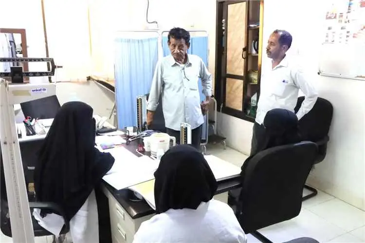 نائب مدير مكتب وزارة الصحة العامري يتفقد سير العمل...