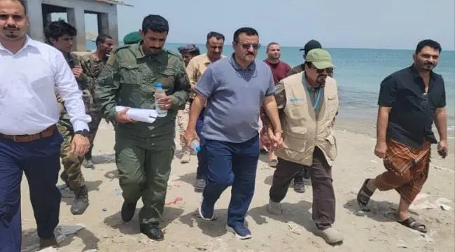 مدير البريقة وممثل من ( اليونبس ) يطلعان على إحتياجات المديرية من المشاريع الخدمية والإنمائية