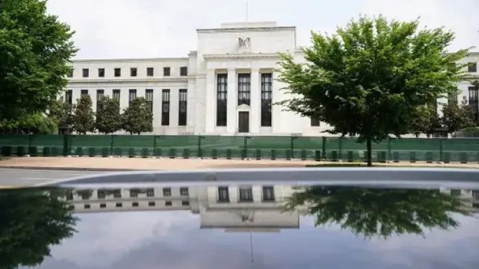 مسؤولو الفيدرالي: التضخم لا يزال مرتفعاً وأسعار ال...