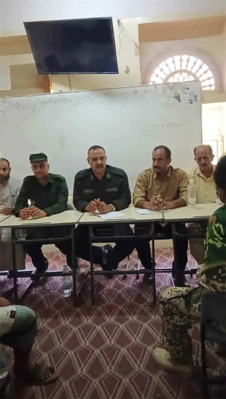 مدير عام شرطة الضالع يعقد لقاءً موسعاً لتعزيز الأم...