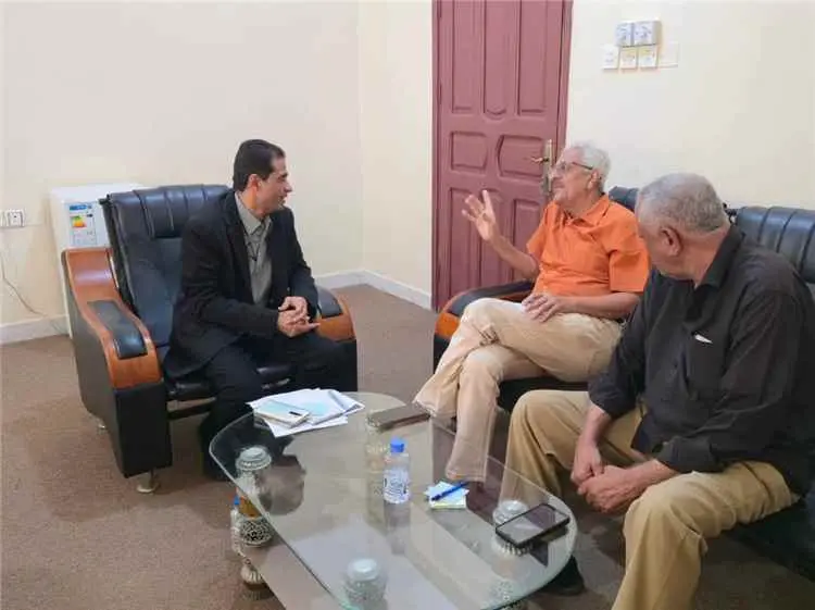 وكيل حضرموت للشؤون المالية والإدارية يناقش مع قياد...