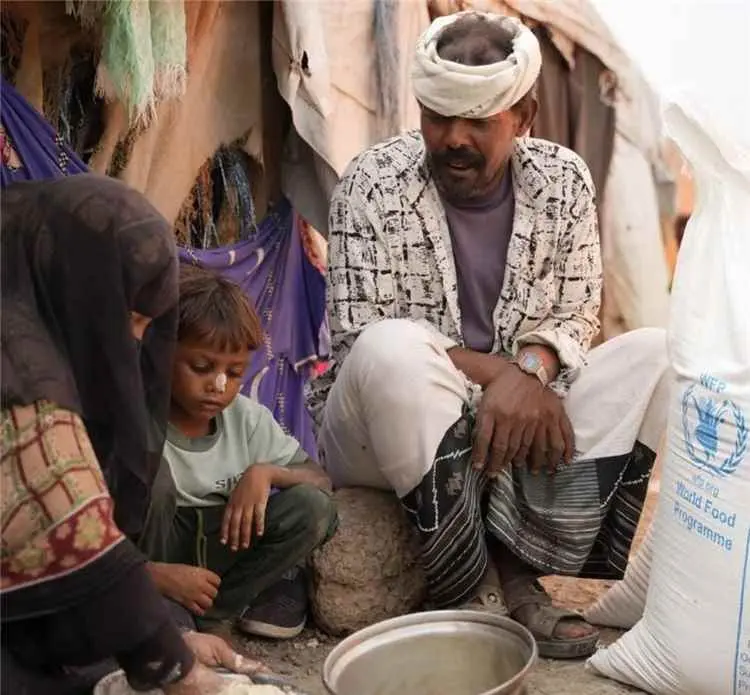 الجوع يتفاقم بمناطق الحوثيين.. والموانئ تخسر 1.4 م...