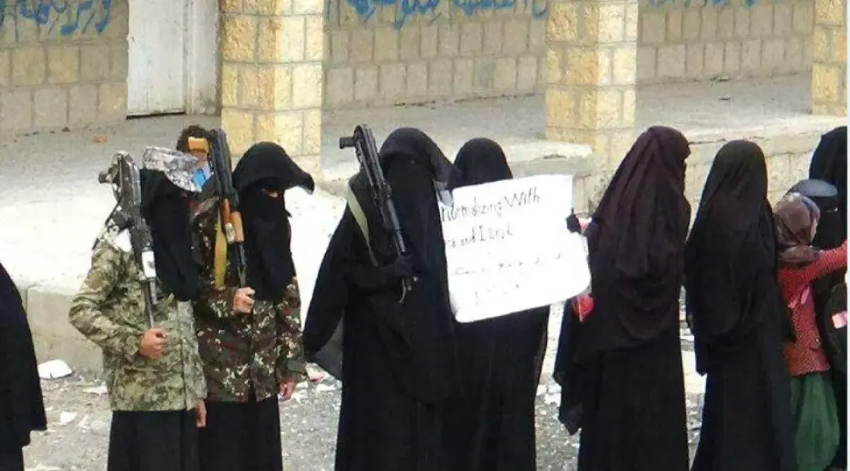 "الزينبيات" يهِنَّ الطالبات في مدارس صنعاء لإجباره...