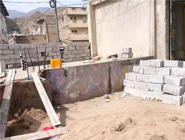 مسلحون يعتدون بالبناء على سطح فرزة التربة بتعز